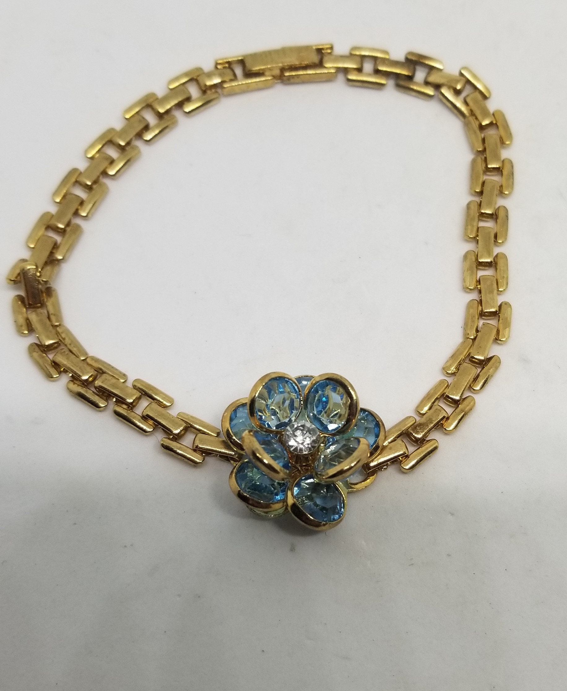 Vintage-Goldtonkette Gliederarmband Mit Hellblauem Lünet-Set Strass-Klummel-Blume Vintage-Goldtonkette Gliederarmband Mit Hellblauem Lünet-Set Strass-Klummel-Blume von MommaKosmos