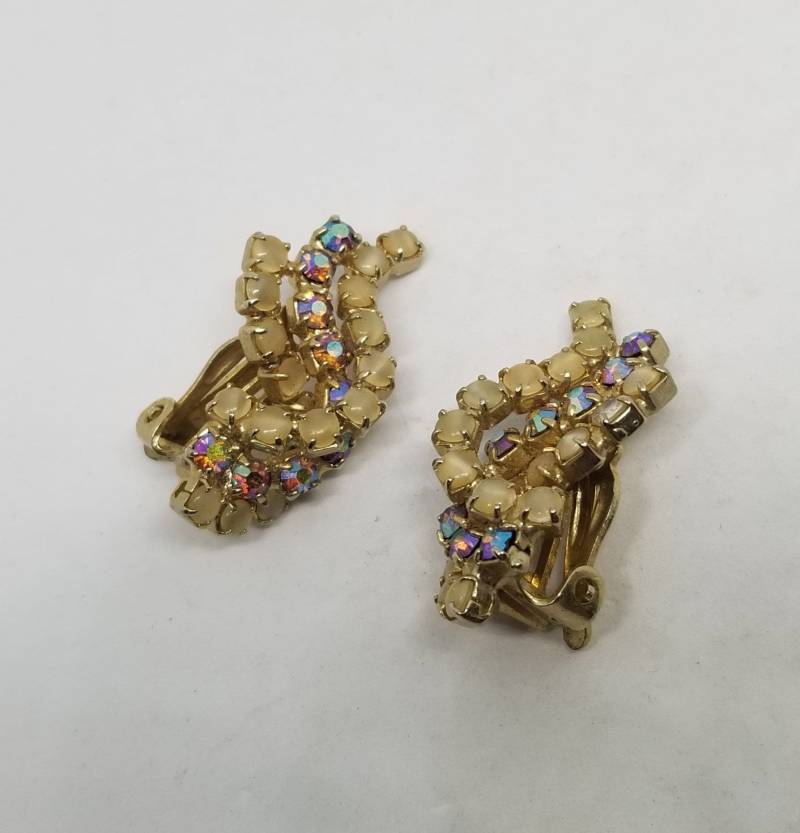 Vintage Goldtonmondglühen Und Ab Strassstein Verdrehtem Clip Auf Ohrringe von MommaKosmos