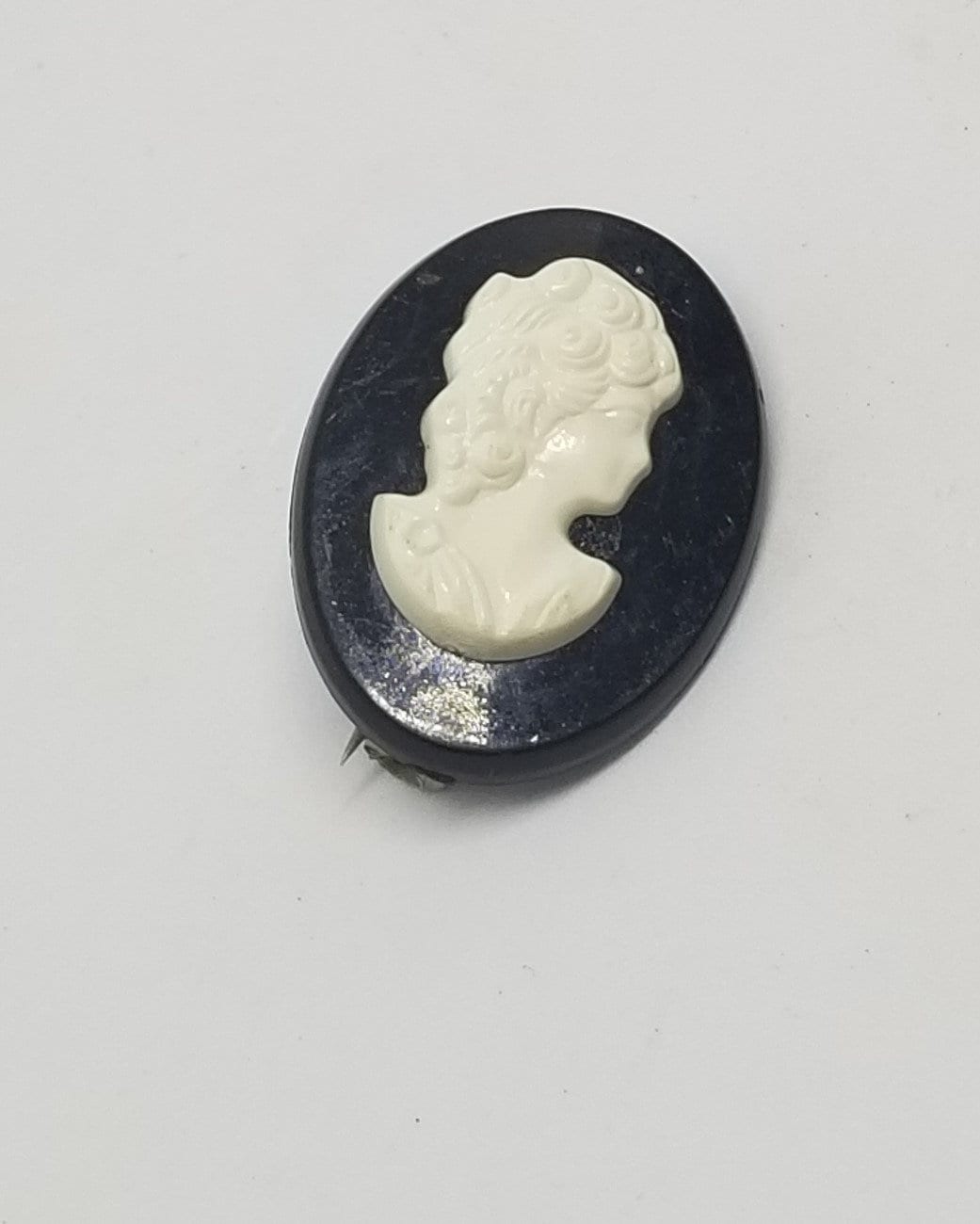 Vintage Kunststoff Schwarz Und Weiß Kamee Brosche Vintage Kunststoff Schwarz Und Weiß Kamee Brosche von MommaKosmos