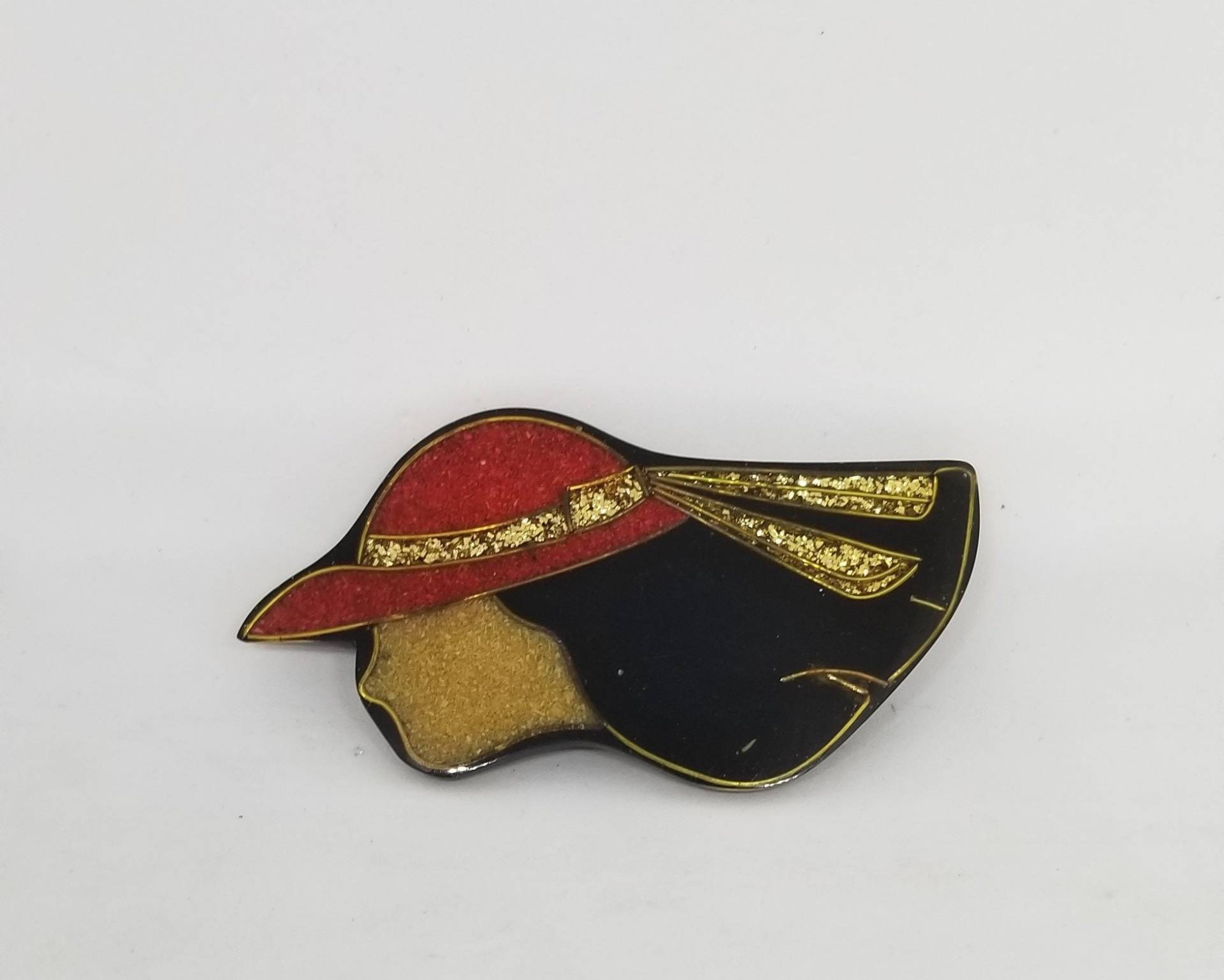 Vintage Sand Kunst Harz Plastisch Frau Mit Rotem Hut Schwarz Gold Rot Brosche Pin Vintage Sand Kunst Harz Plastisch Frau Mit Rotem Hut Schwarz Gold Rot Brosche Pin von MommaKosmos