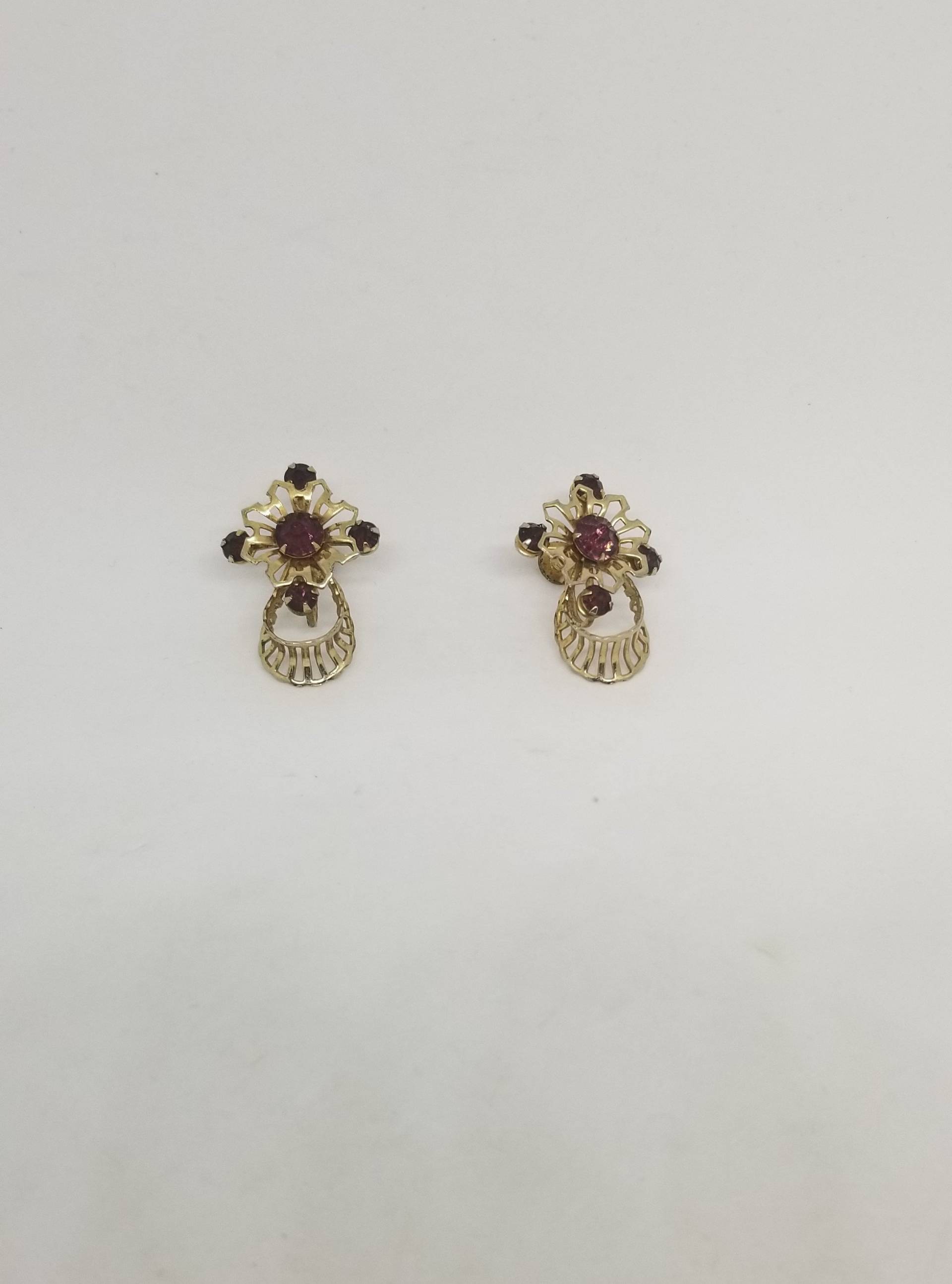 Vintage Schraube Zurückgeschraubt Goldenes Ton Lila Blume Strassstein Ahrenfärbung Ohrringe Vintage Schraube Zurückgeschraubt Goldenes Ton Lila Blume Strassstein Ahrenfärbung Ohrringe von MommaKosmos