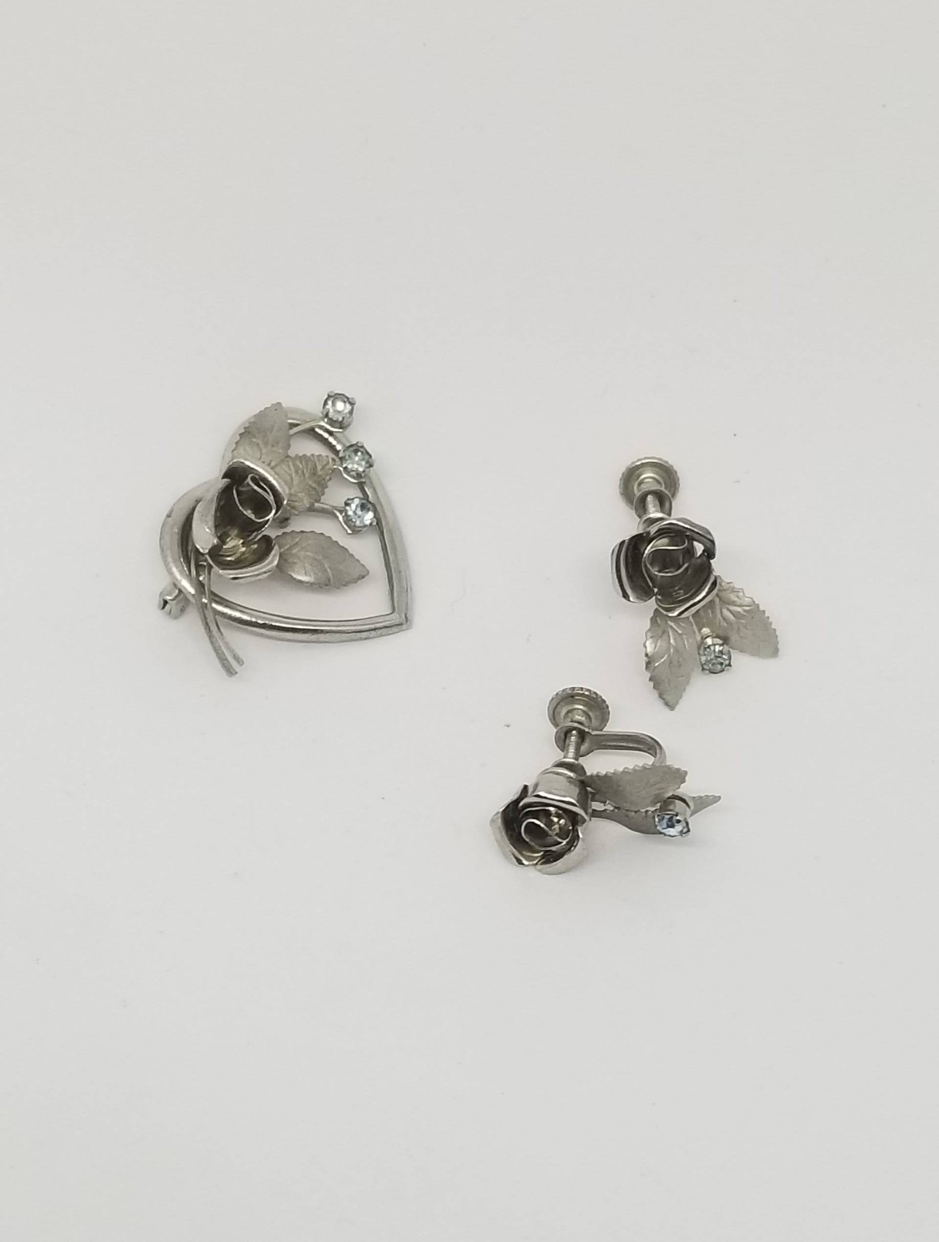 Vintage Silber-Ton Rose Strass Schraube Wieder Ohrringe Und Brosche Set Vintage Silber-Ton Rose Strass Schraube Wieder Ohrringe Und Brosche Set von MommaKosmos