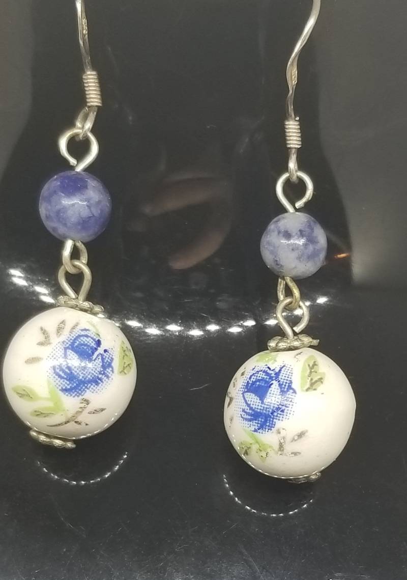 Weiß Und Blau, Rose Blume Perlen Sterlingsilber Französisch, Haken Vintage Ohrringe Weiß Und Blau, Rose Blume Perlen Sterlingsilber Französisch, Haken Vintage Ohrringe von MommaKosmos