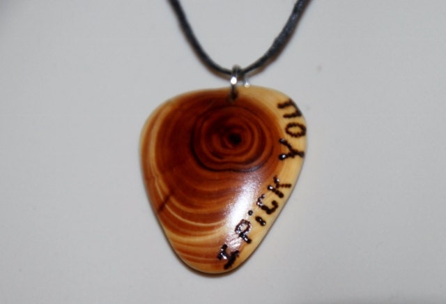 Plektrum Halskette Aus Holz Plektrum Halskette Aus Holz von MommaMia0807