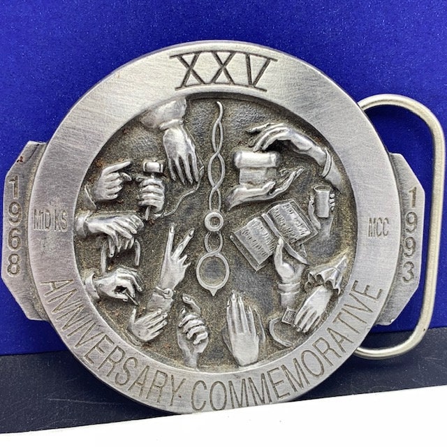 xxv Anniversay Gedenk Zinn Gürtelschnalle Siskiyou 1993 Mitte Kansas Relief Hunger in Der Welt Durch Jesus Christus Display Stehen Freimaurer Vtg von MommaofThreeMonkeys