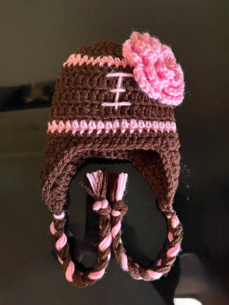 Gehäkelte Baby Mädchen Fußball Mütze Mit Ohren Abdeckung Und Zöpfen von MommyAndMeCrochet18