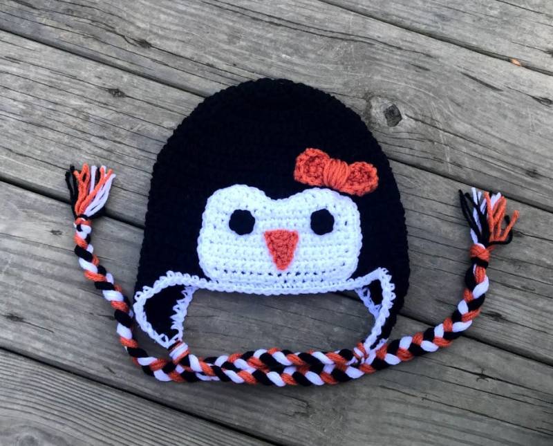 Gehäkelte Baby Mütze Pinguin Winter Weihnachten Mit Ohren Abdeckung Und Zöpfen von MommyAndMeCrochet18