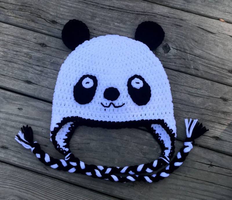Gehäkelte Pandabär Mütze Mit Ohrenklappen Und Zöpfen von MommyAndMeCrochet18