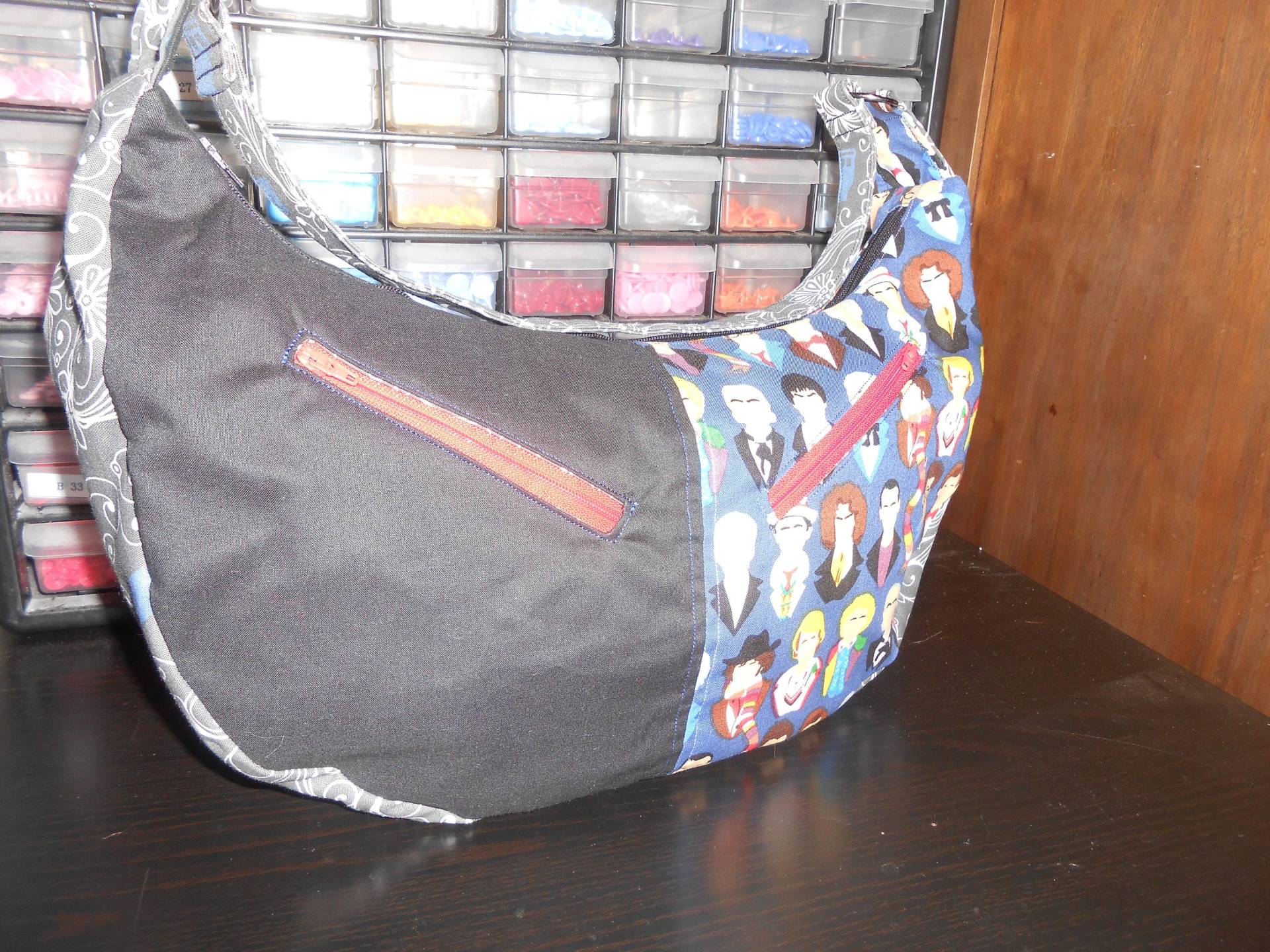 Doctor Who/Tardis Wirbel Sheena Hobo Bag Doctor Who/Tardis Wirbel Sheena Hobo Bag von MommySoup