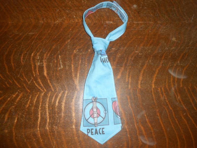 Dr Who "Frieden, Liebe Und Die" Kleinkind-Krawatte Dr Who "Frieden, Liebe Und Die" Kleinkind-Krawatte von MommySoup