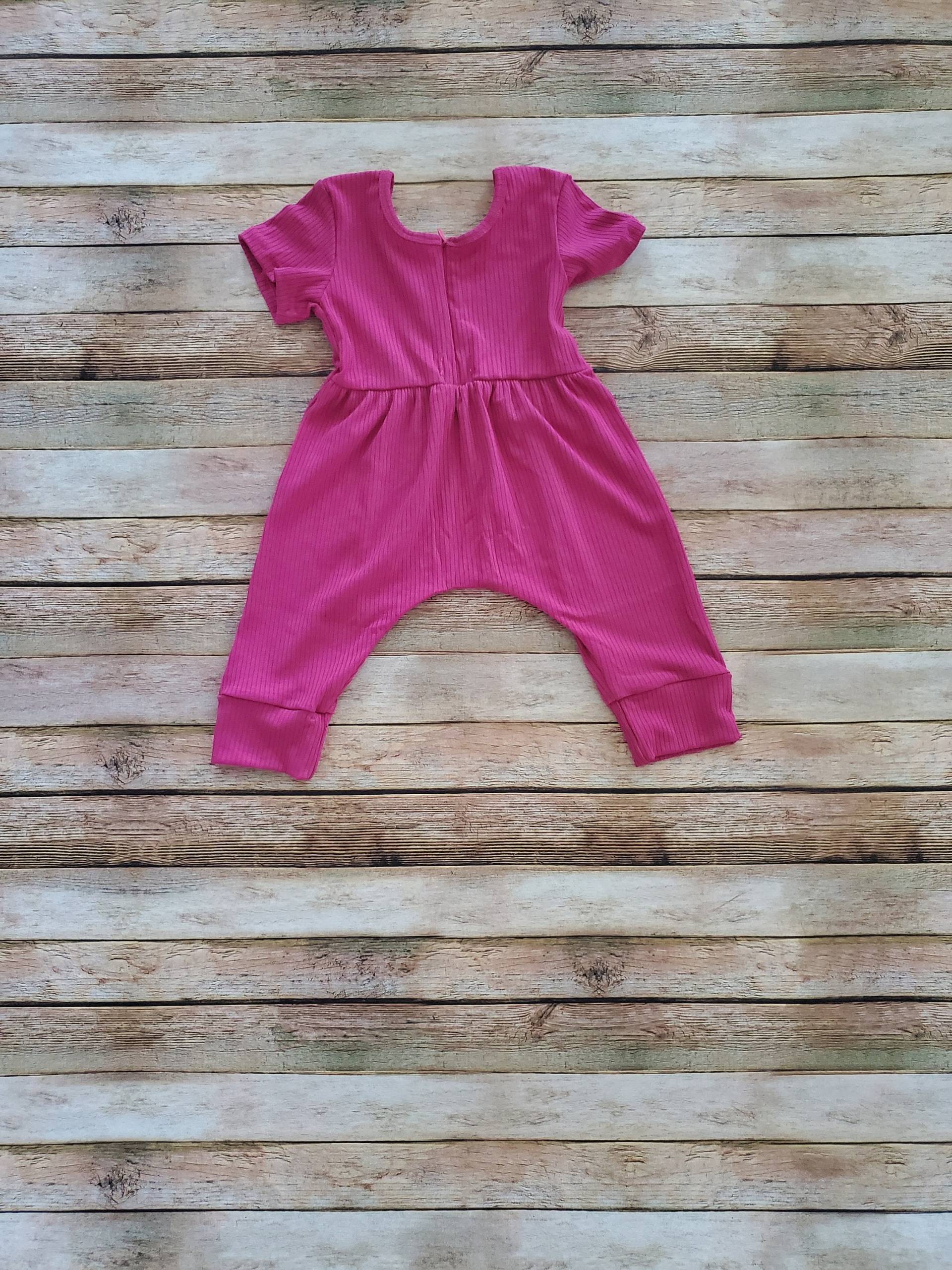 Fuschia Baby/Kleinkind Strampler von MommyandMeKMarie