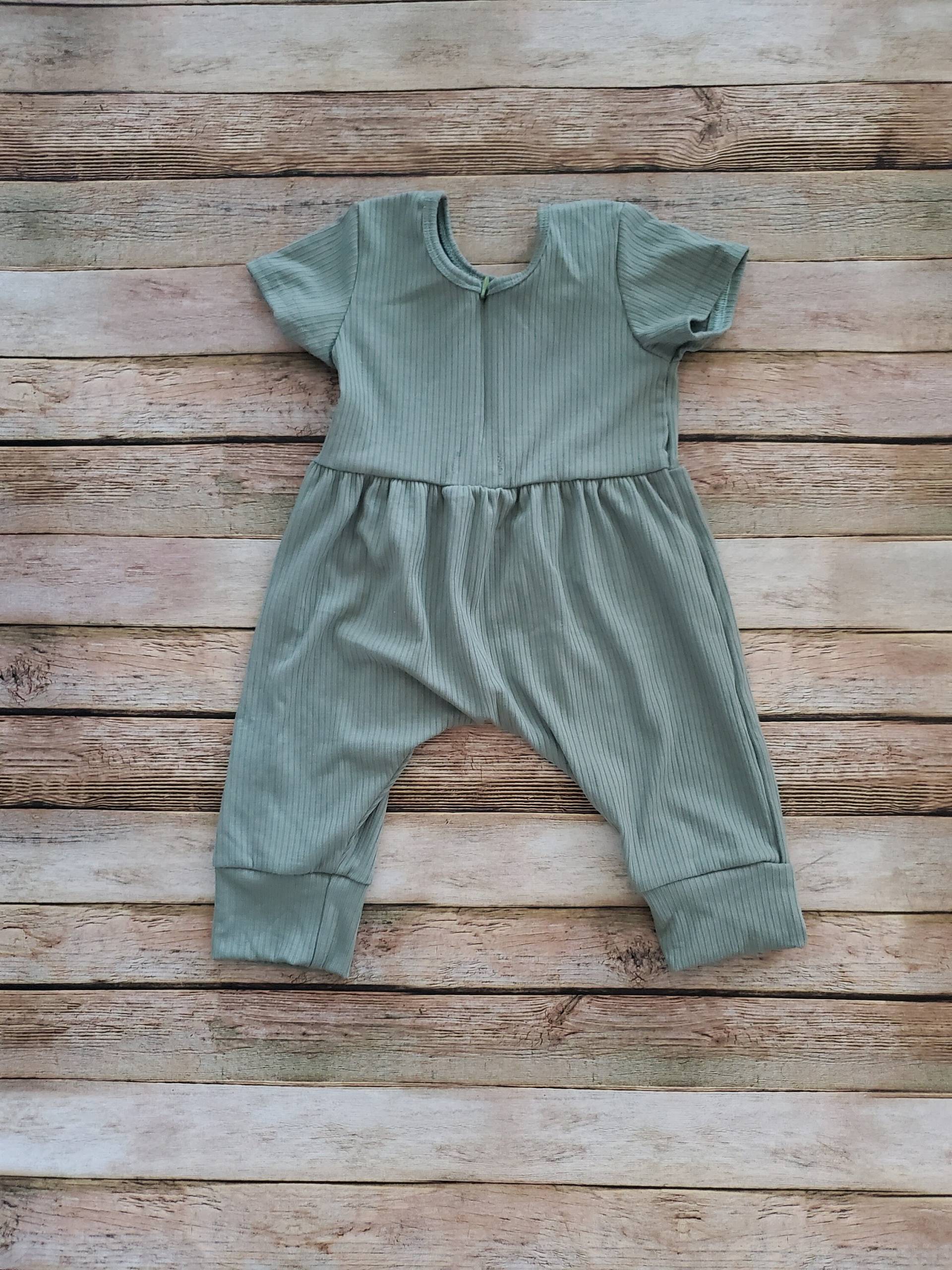 Grüner Baby/Kleinkind Strampler von MommyandMeKMarie