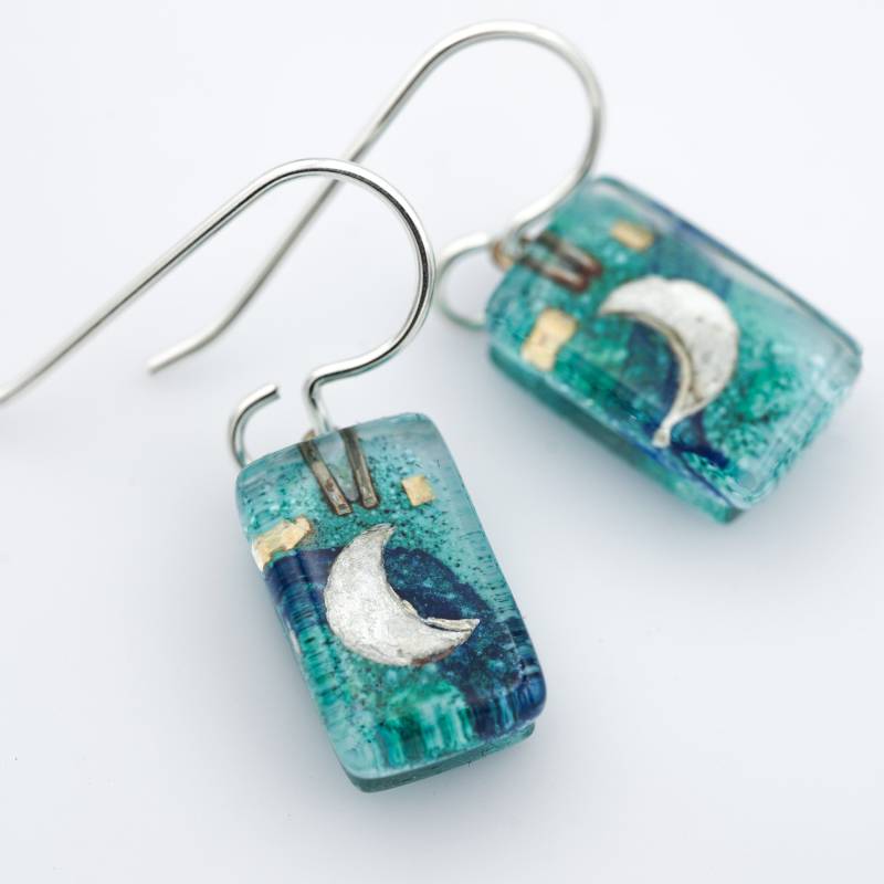 Fusing Glas Ohrringe Aqua Mond Tropfen Mixed Media von MomoGlassworks