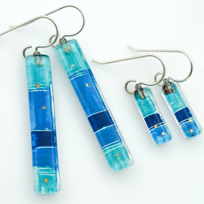 Fusing-Glas Ohrringe Blaue Schichten Bars Ozean Küste Wasser Aqua Strand Fusing-Glas Ohrringe Blaue Schichten Bars Ozean Küste Wasser Aqua Strand von MomoGlassworks
