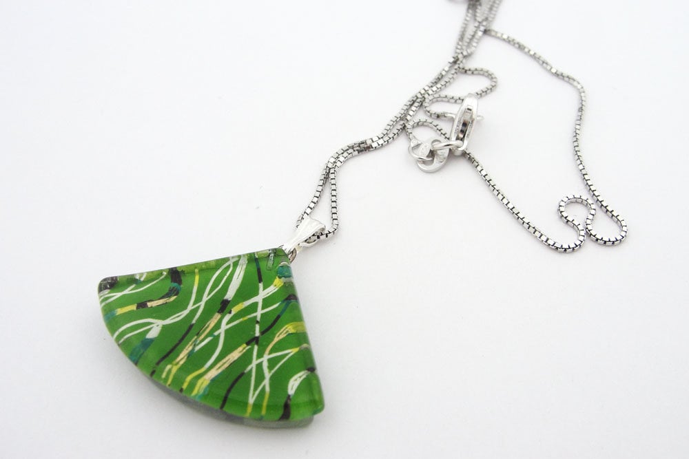 Geschmolzene Glas Grün Faser Ginkgo Biloba Fan-Förmige Halskette Geschmolzene Glas Grün Faser Ginkgo Biloba Fan-Förmige Halskette von MomoGlassworks