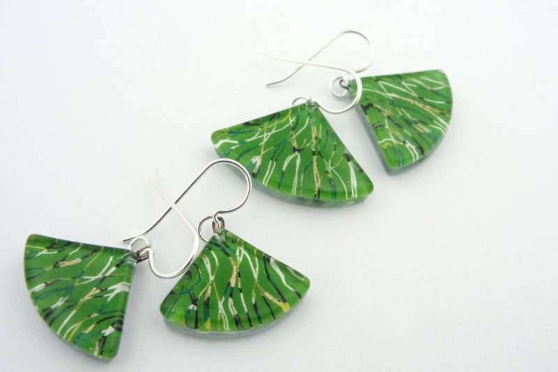 Geschmolzene Glas Grün Faser Ginkgo Biloba Fan Geformt Ohrringe von MomoGlassworks