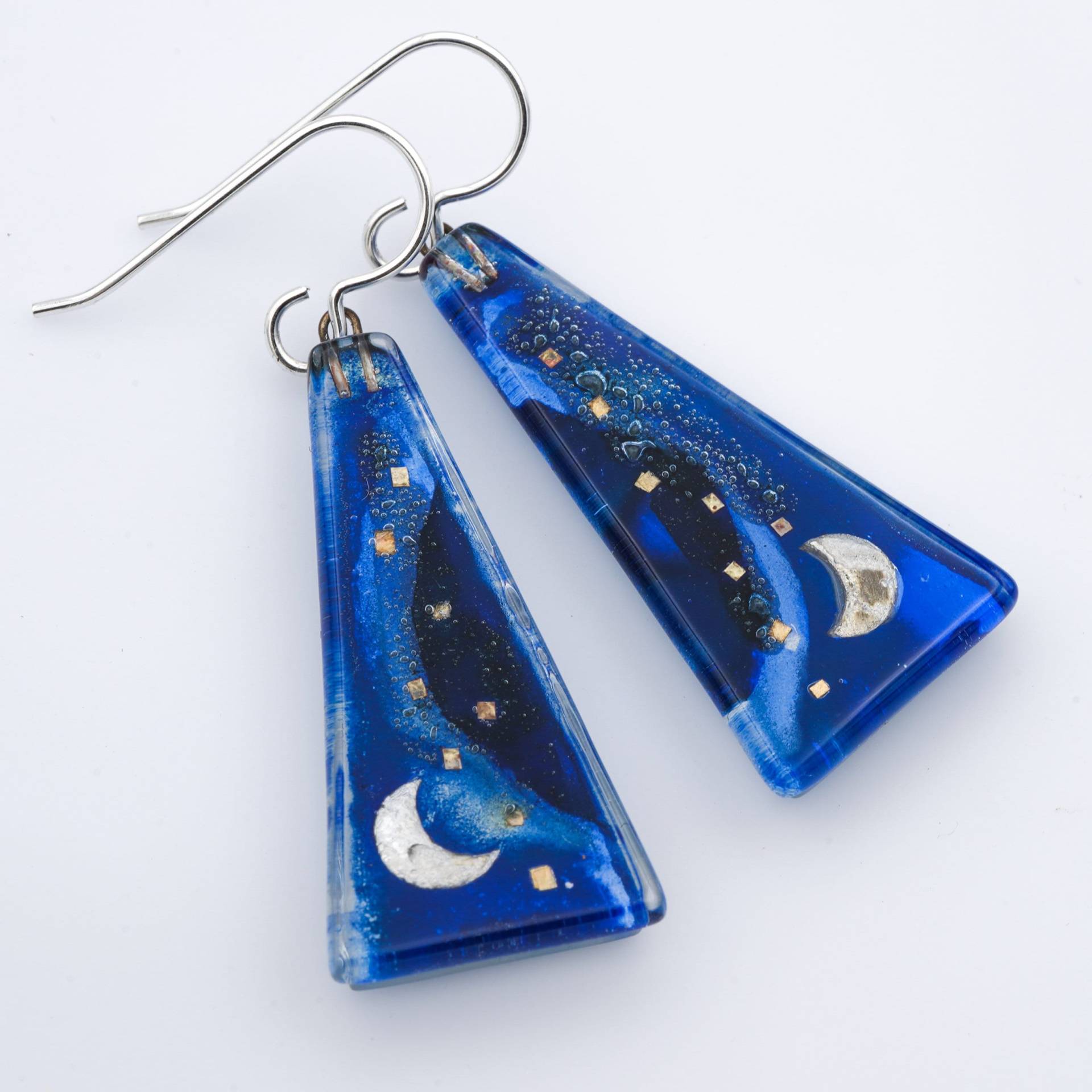 Geschmolzene Glasohrringe Blauer Mond Dreieck Ohrringe Silber Nachthimmel Geschmolzene Glasohrringe Blauer Mond Dreieck Ohrringe Silber Nachthimmel von MomoGlassworks