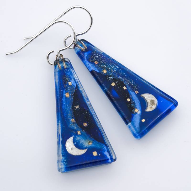 Geschmolzene Glasohrringe Blauer Mond Dreieck Ohrringe Silber Nachthimmel Geschmolzene Glasohrringe Blauer Mond Dreieck Ohrringe Silber Nachthimmel von MomoGlassworks