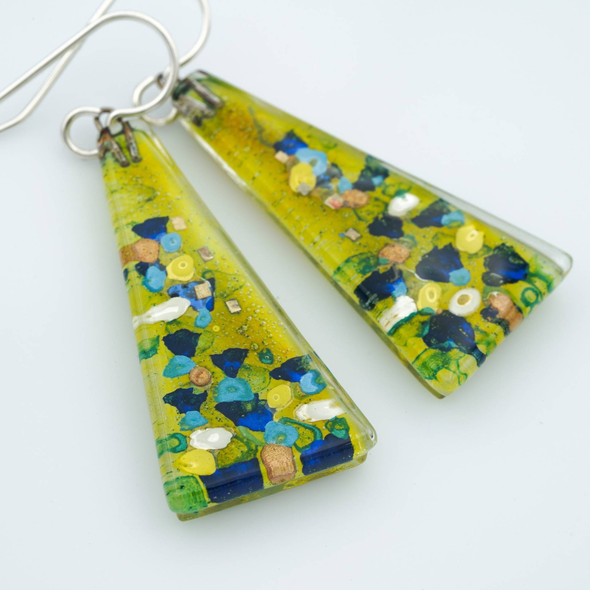 Geschmolzene Glasohrringe Garten Große Dreiecke Floral Blau Weiß Klimt Geschmolzene Glasohrringe Garten Große Dreiecke Floral Blau Weiß Klimt von MomoGlassworks