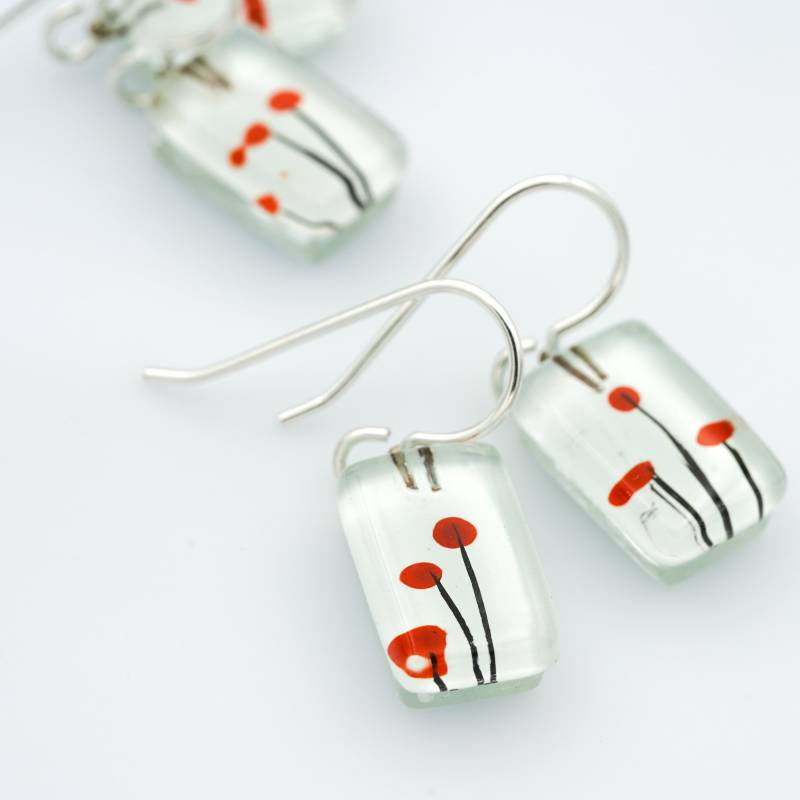 Geschmolzene Glasohrringe Mohnblumen Tropfen Sumi Strokes Minimalist von MomoGlassworks