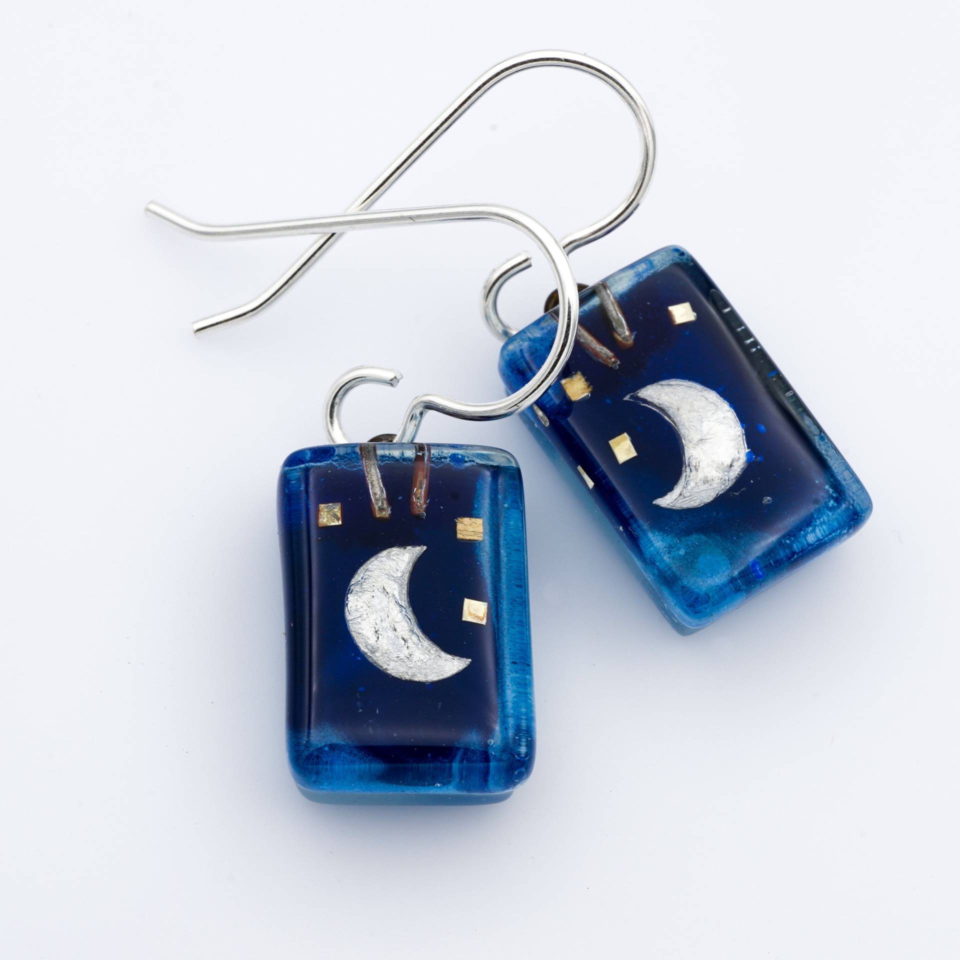 Geschmolzenes Glas Blauer Mond Tropfen Ohrringe Silber Nachthimmel Geschmolzenes Glas Blauer Mond Tropfen Ohrringe Silber Nachthimmel von MomoGlassworks