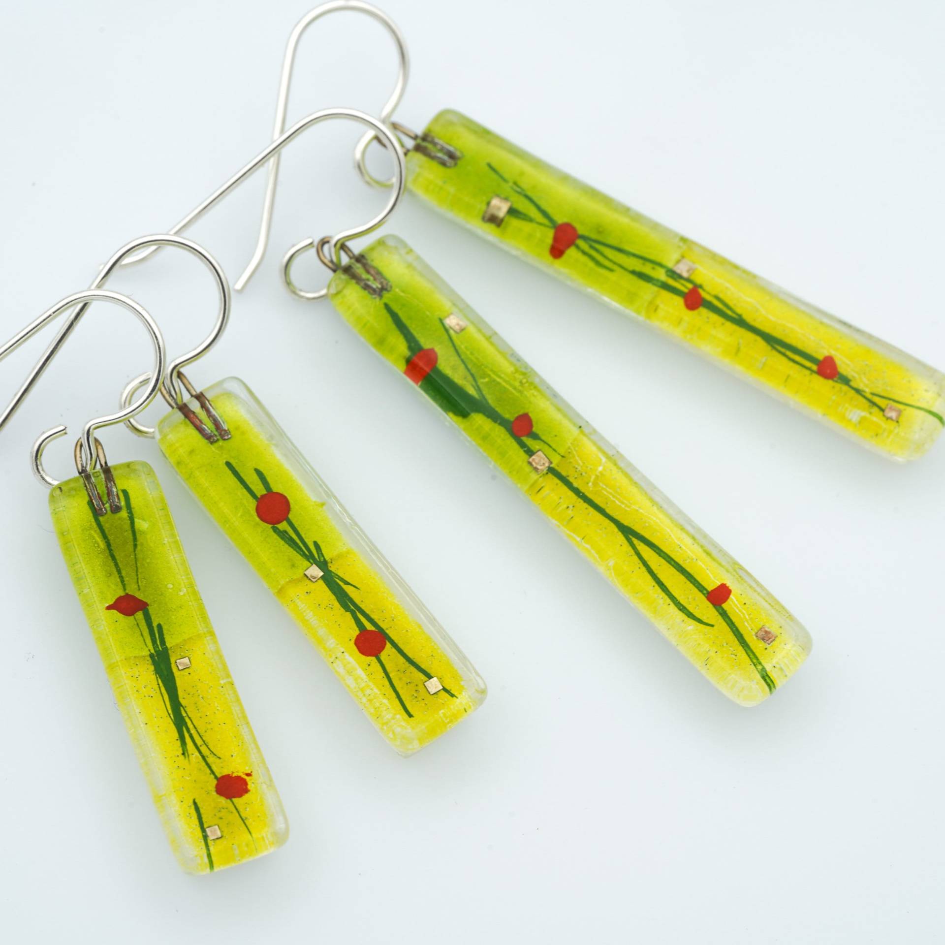 Glasschmuck Inmitten Von Mohnblumenstäben Frühlingsmohnblumenfeld Blümchen Glasschmuck Inmitten Von Mohnblumenstäben Frühlingsmohnblumenfeld Blümchen von MomoGlassworks