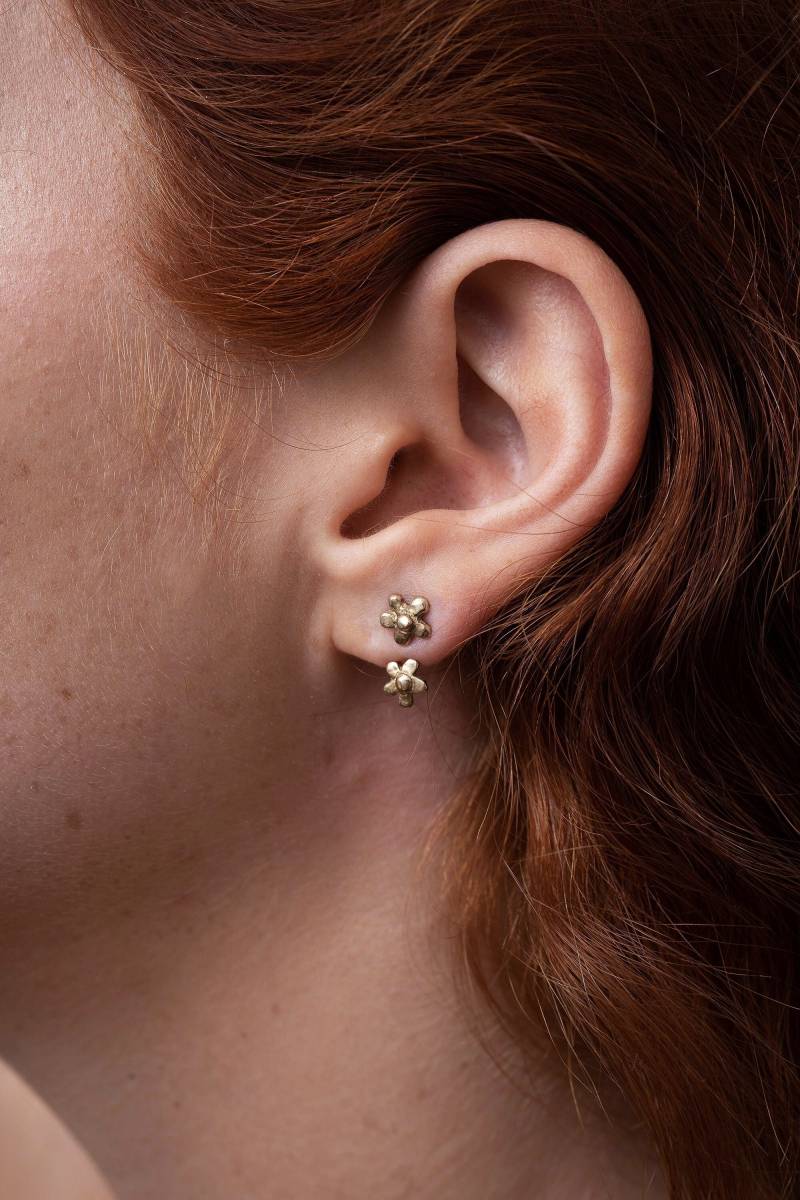 Einzigartige Doppelte Kleine Goldblumenohrstecker, Einzelner 14K Gelbgold-Daisy-Blume Handgemachter Ohrring, Solide Goldene Blumenohrjacken Einzigartige Doppelte Kleine Goldblumenohrstecker, Einzelner 14K Gelbgold-Daisy-Blume Handgemachter Ohrring, Solide Goldene Blumenohrjacken von MomoSara