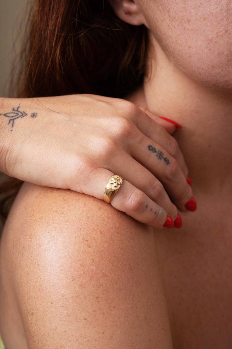 Gold Statement Blumenring, Unisex Gänseblümchen Ring, 14K Gold Klobiger Pinky Siegelring, 925 Silber Rustikale Handgemachte Großen Ring Gold Statement Blumenring, Unisex Gänseblümchen Ring, 14K Gold Klobiger Pinky Siegelring, 925 Silber Rustikale Handgemachte Großen Ring von MomoSara