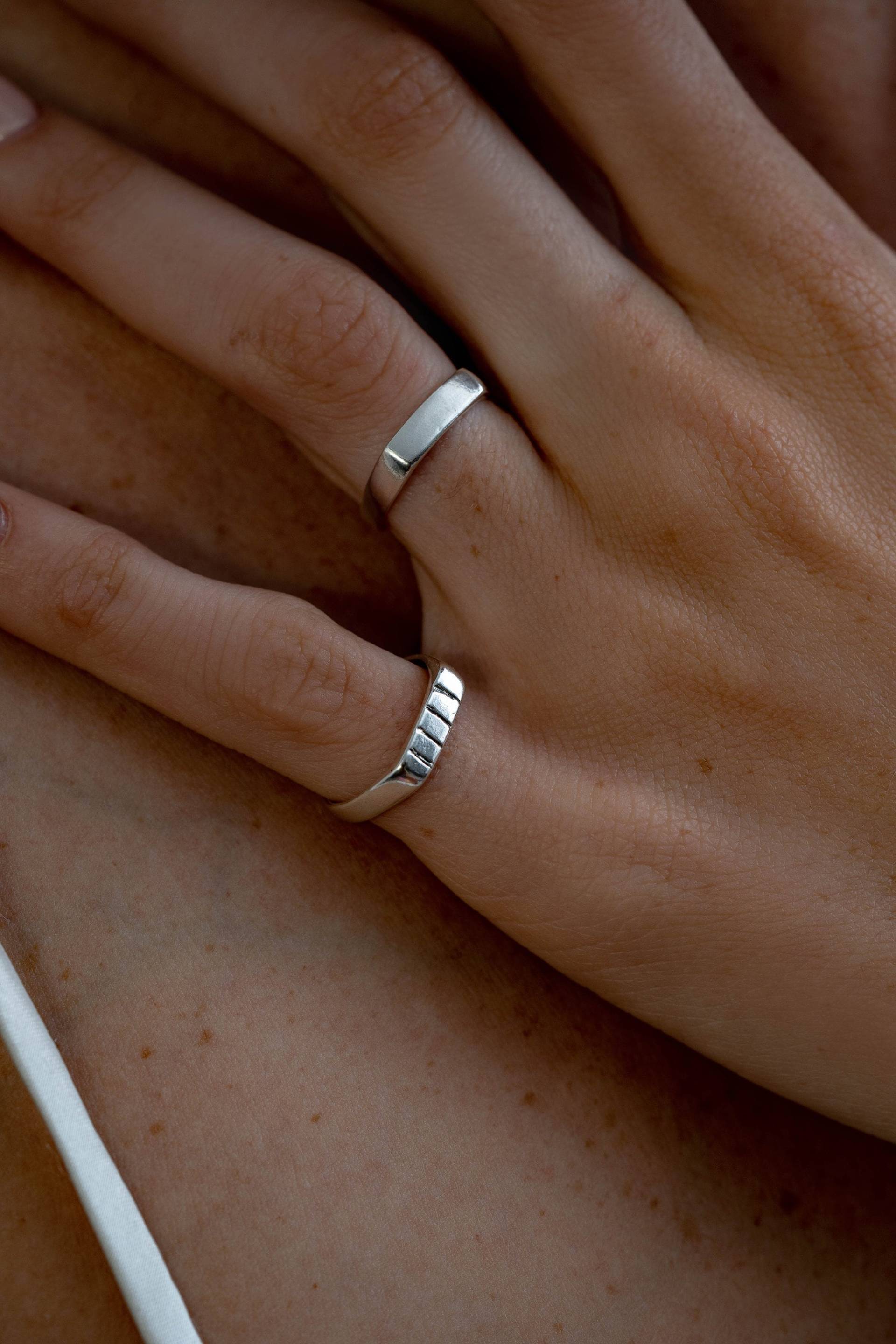 Pinky Ring Frauen, Silber Pinky, Weißgold Siegelring, Kleine Einfache Dünne Ring, Goldring Frauen von MomoSara