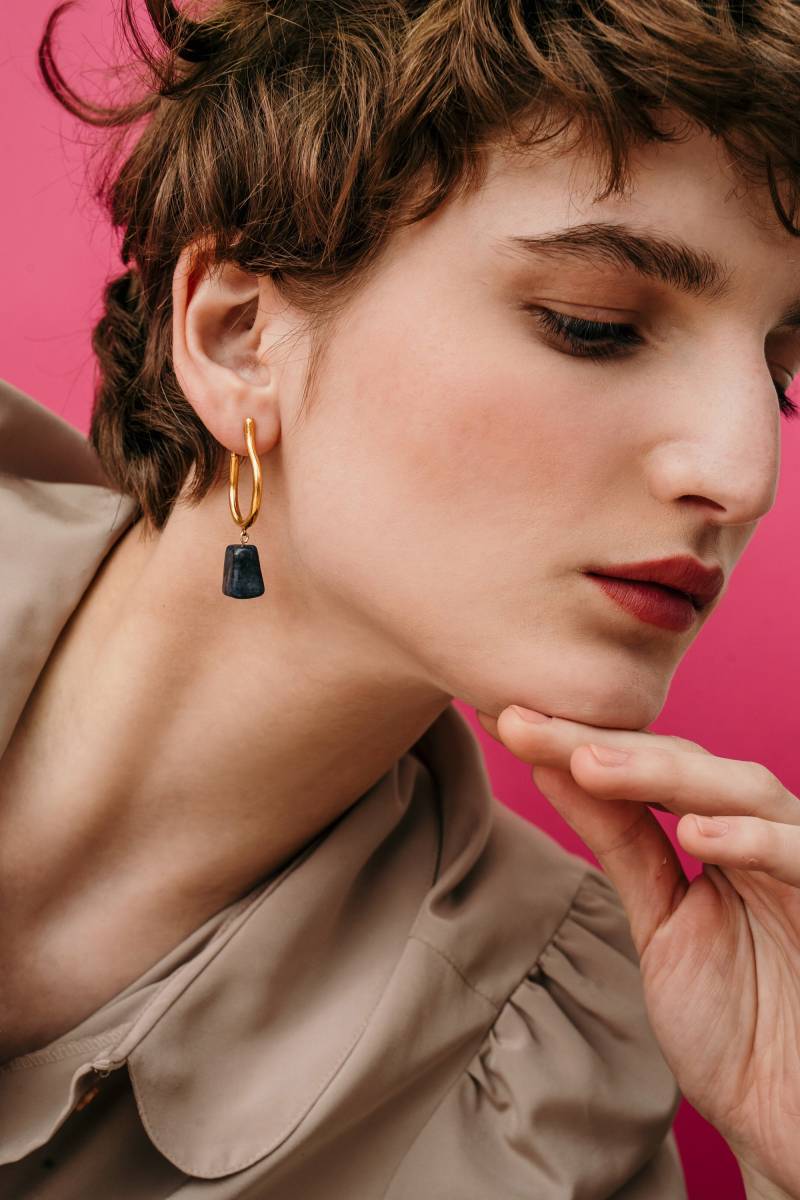 Vergoldete Hoop-Ohrringe Mit Edelstein, Lapislazuli Gold-Ohrringe, Marine-Blaue Ohrringe, Blaue Gold-Lapislazuli-Ohrring Vergoldete Hoop-Ohrringe Mit Edelstein, Lapislazuli Gold-Ohrringe, Marine-Blaue Ohrringe, Blaue Gold-Lapislazuli-Ohrring von MomoSara