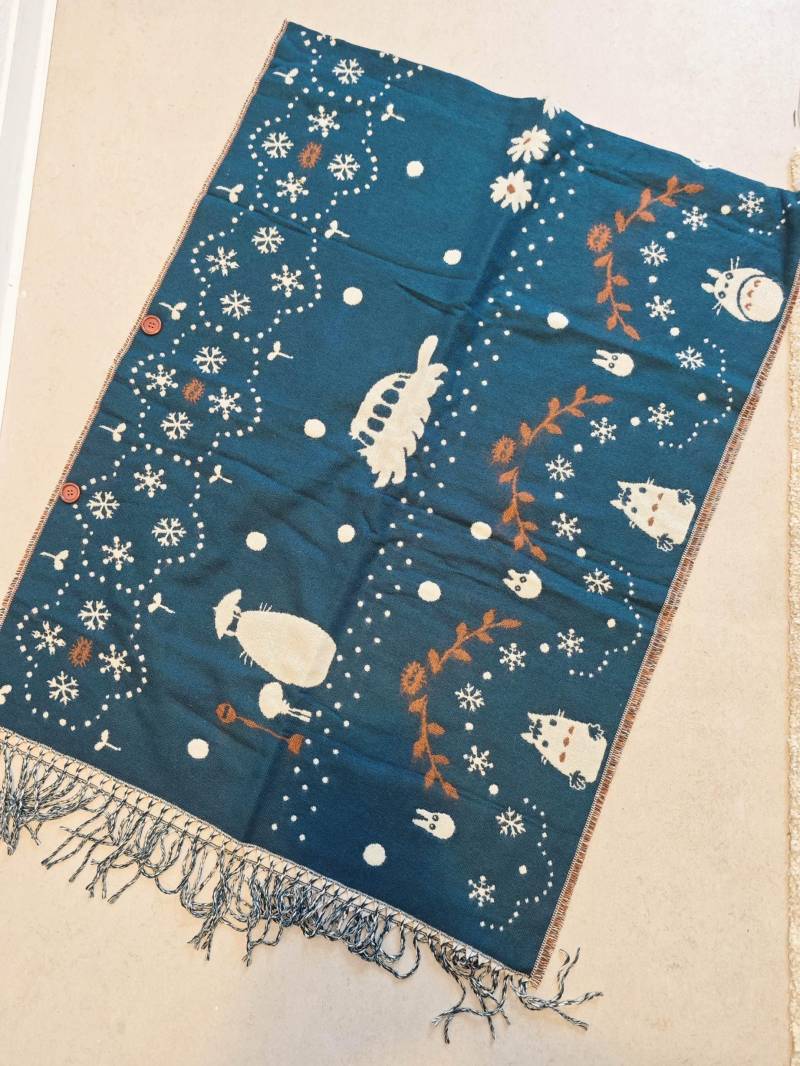 Original Studio Ghibli Totoro Jacquard Poncho Blanket - Limited Edition Warm Acrylic Shawl/Stole Officially Licensed Anime Gift von Momodax