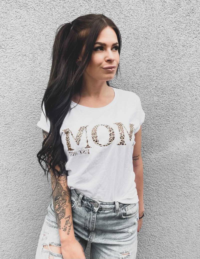 Personalisiertes Mama Shirt I Leo Print Mom Tante/Oma Est Muttertagsgeschenk von MomsCrew