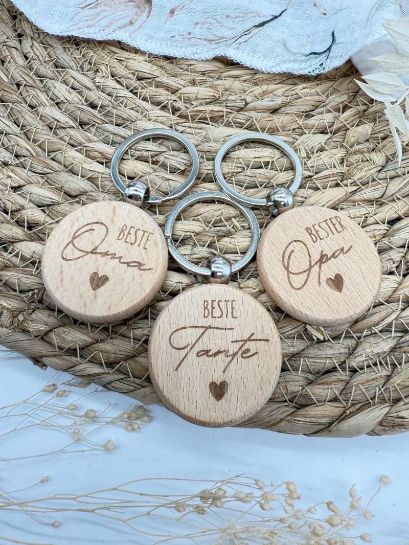 Schlüsselanhänger Rund Aus Holz Beste Oma Bester Opa Papa Mama Tante Taufpatin Geschenk Vatertag Muttertag Weihnachten von MomsCrew