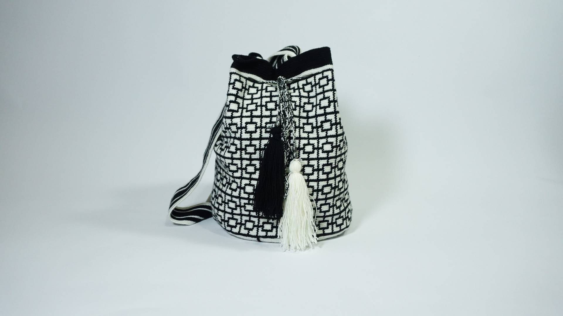 Wayuu Tasche - Schwarz & Weiß Frauen Umhängetasche Gehäkelter Gobelin Handarbeit Mochila Große Stricken Boho Style von MomsandtheGirl