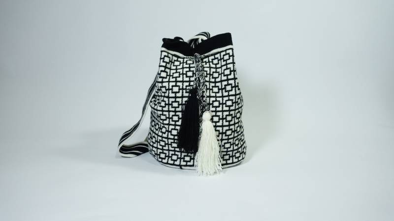 Wayuu Tasche - Schwarz & Weiß Frauen Umhängetasche Gehäkelter Gobelin Handarbeit Mochila Große Stricken Boho Style von MomsandtheGirl