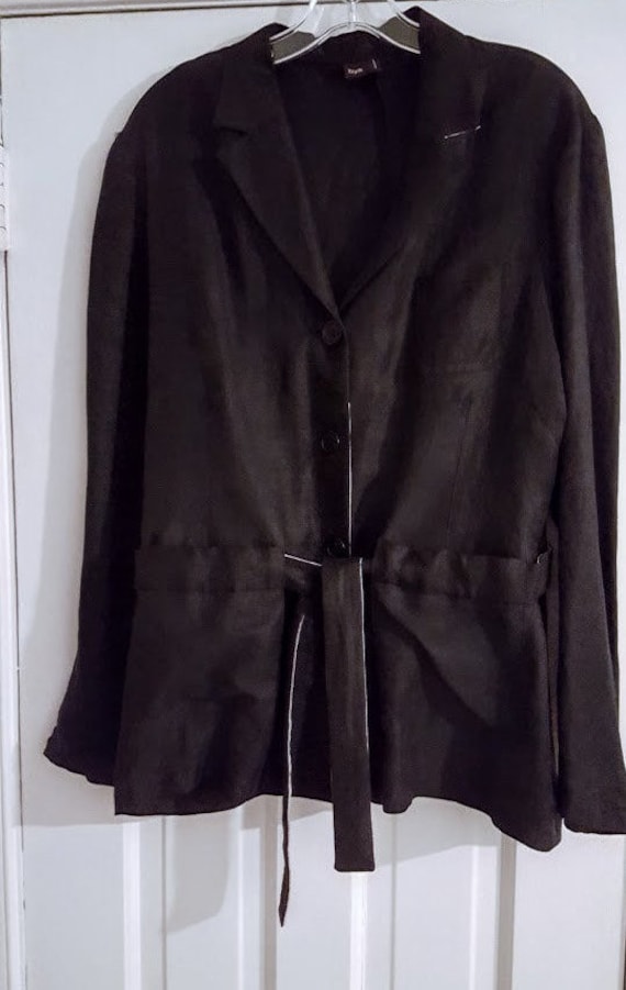 Bye Ausgestattet Schwarze Jacke Krawatte Gürtel, Floral Trim. Hergestellt in Frankreich. Leicht, Komfortabel Klassisch. Geschäft Oder Casual Bye Ausgestattet Schwarze Jacke Krawatte Gürtel, Floral Trim. Hergestellt in Frankreich. Leicht, Komfortabel Klassisch. Geschäft Oder Casual von Momsdrawer