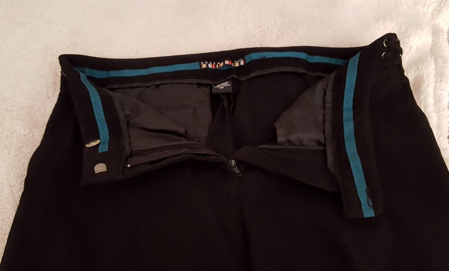 Dalia Schwarze Anzughose Hose. Rayon Nylon Spandex. Größe 10P. Hergestellt in Korea. Vintage 1990Er Jahre. Neu Aus Dead-Lager. Nie Getragen Dalia Schwarze Anzughose Hose. Rayon Nylon Spandex. Größe 10P. Hergestellt in Korea. Vintage 1990Er Jahre. Neu Aus Dead-Lager. Nie Getragen von Momsdrawer