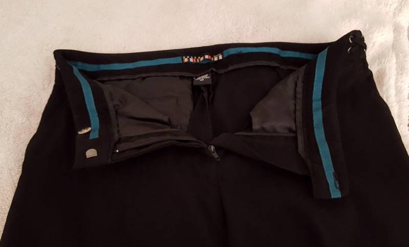 Dalia Schwarze Anzughose Hose. Rayon Nylon Spandex. Größe 10P. Hergestellt in Korea. Vintage 1990Er Jahre. Neu Aus Dead-Lager. Nie Getragen Dalia Schwarze Anzughose Hose. Rayon Nylon Spandex. Größe 10P. Hergestellt in Korea. Vintage 1990Er Jahre. Neu Aus Dead-Lager. Nie Getragen von Momsdrawer