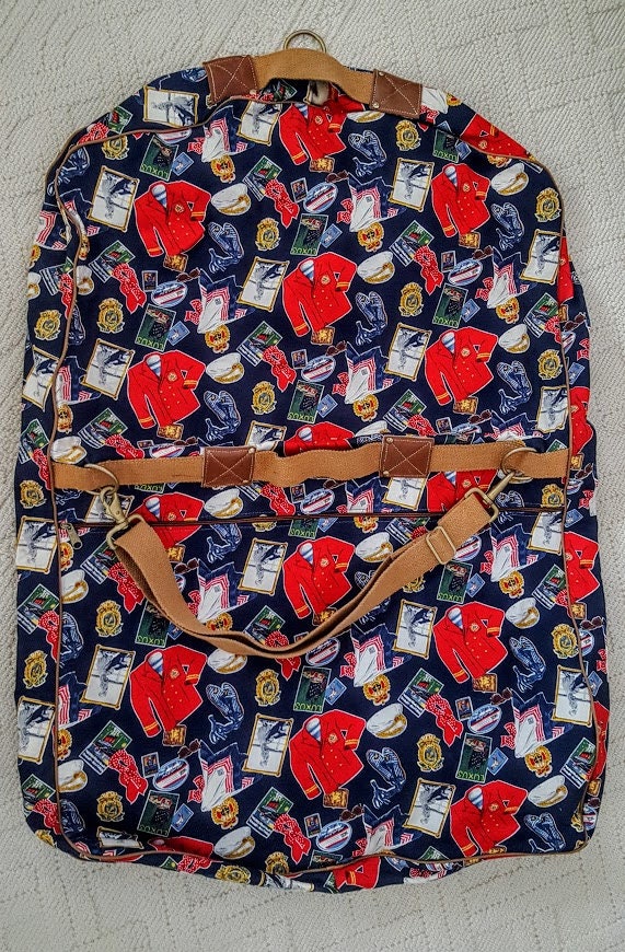 Einzigartige Vintage Folding Canvas Reisekleidertasche Mit Verstellbarem - Abnehmbarem Schultergurt. Ausgezeichnet 1990Er Jahre Rar Einzigartige Vintage Folding Canvas Reisekleidertasche Mit Verstellbarem - Abnehmbarem Schultergurt. Ausgezeichnet 1990Er Jahre Rar von Momsdrawer