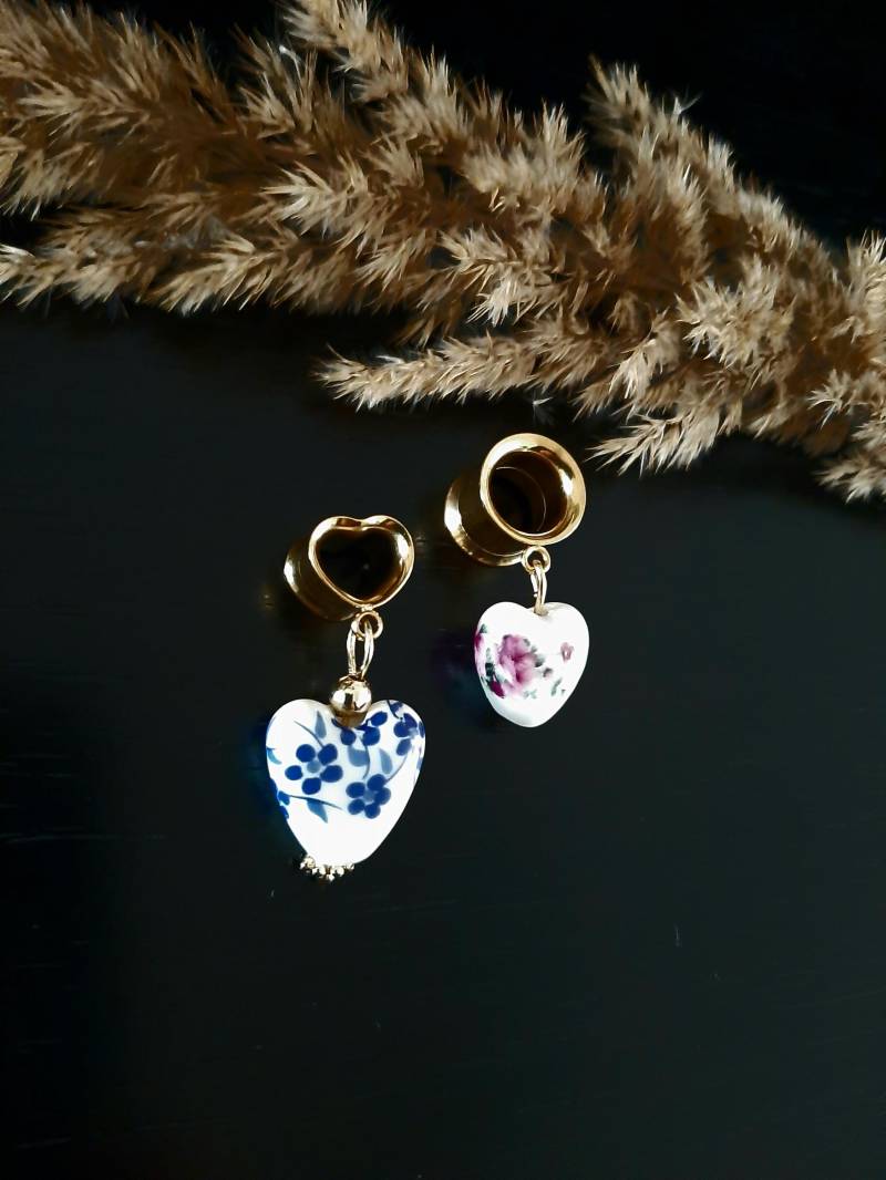 All You Need Is Love - Tunnelohrringe Mit Porzellan Herzanhänger Und Blumenmuster, Verspielt Elegant, Kleine Tunnel Ohrringe All You Need Is Love - Tunnelohrringe Mit Porzellan Herzanhänger Und Blumenmuster, Verspielt Elegant, Kleine Tunnel Ohrringe von MonChichiBerlin