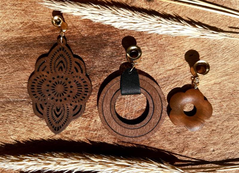 Besondere Tunnel Ohrringe Mit Holzanhänger Für Naturliebhaberinnen, Boho Tunnelohrringe, Holz von MonChichiBerlin