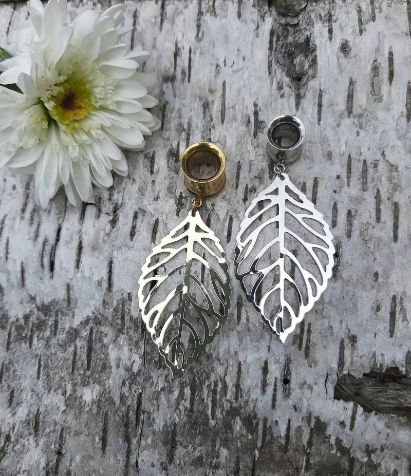 Ein Elegantes Stück Natur - Tunnel Mit Blattanhänger in Silber Oder Gold, Große Tunnelohrringe von MonChichiBerlin