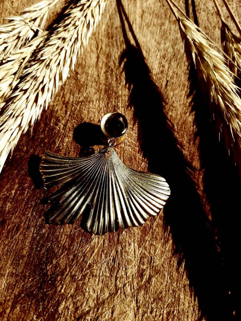Elegante Goldene Tunnel Ohrringe Mit Ginkgoblatt Anhänger, Große Tunnelohrringe in Gold Für Besondere Anlässe Elegante Goldene Tunnel Ohrringe Mit Ginkgoblatt Anhänger, Große Tunnelohrringe in Gold Für Besondere Anlässe von MonChichiBerlin