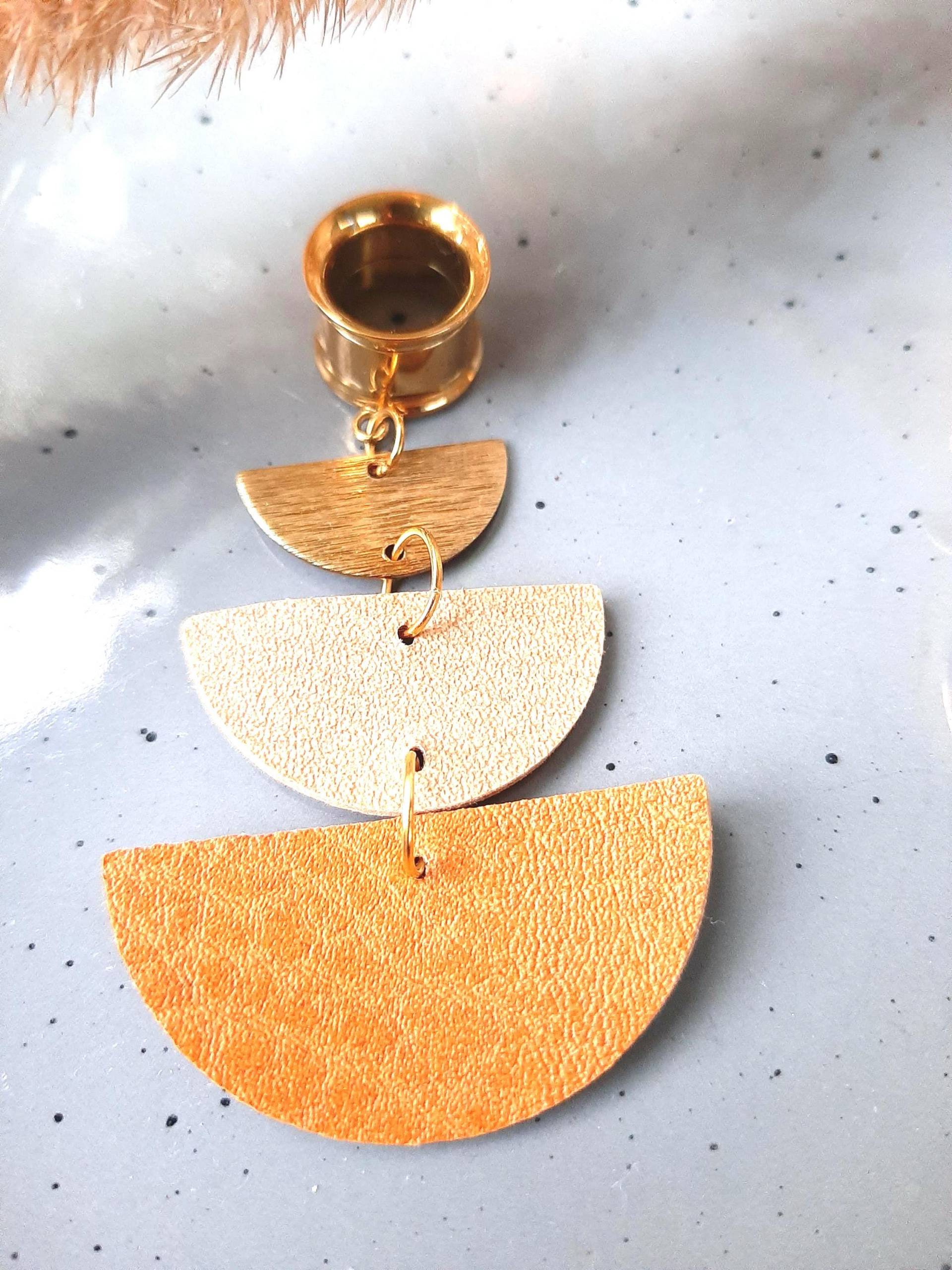 Große Tunnel Ohrringe Mit Anhänger Aus Kunstleder Und Gold | Vergoldet, 3 Halbmonden, in Erdtönen, Boho, Vintage von MonChichiBerlin