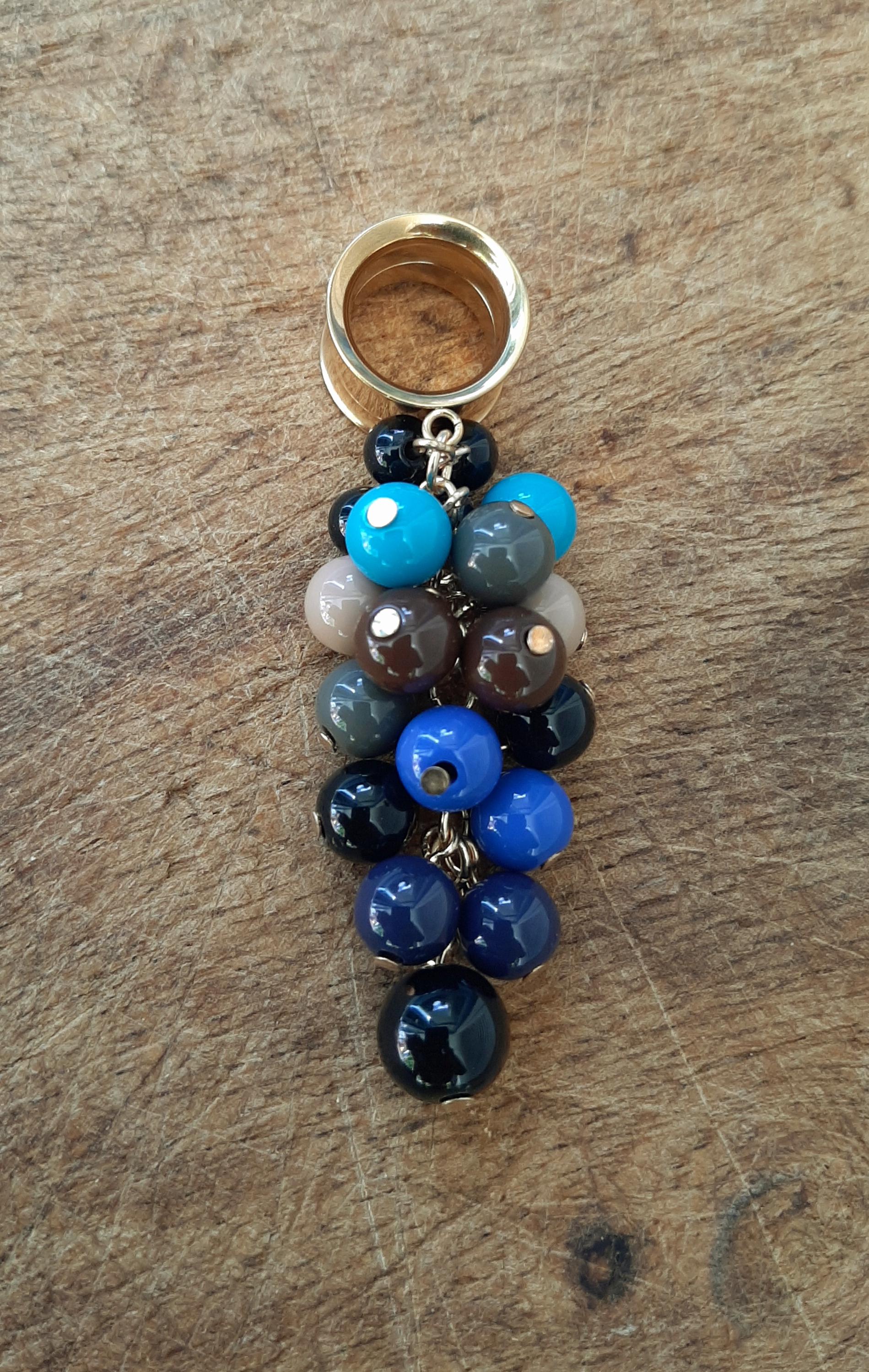 Große Tunnel Ohrringe Mit Bunten Perlen in Blau - Und Brauntönen, Besondere Tunnelohrringe Plug Anhänger, Weintrauben Optik von MonChichiBerlin