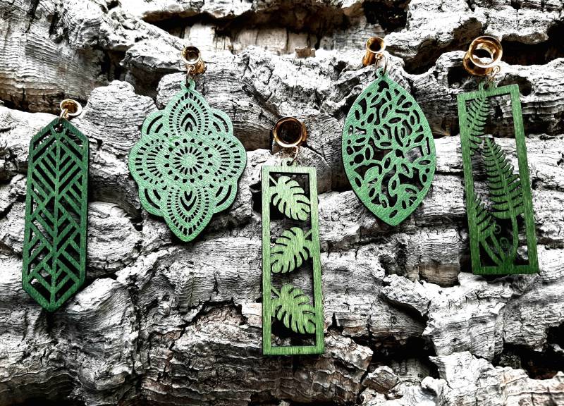 Große Tunnel Ohrringe Mit Grünem Holzanhänger Für Naturliebhaberinnen, Boho Tunnelohrringe, Holz Ornamenten Und Pflanzen von MonChichiBerlin