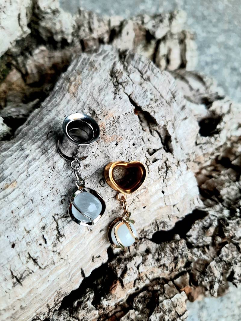 Kleine Elegante Tunnel Ohrringe Mit Heller Perle, in Gold Oder Silber, Wunderschön Zur Hochzeit Stilvoll Im Alltag Kleine Elegante Tunnel Ohrringe Mit Heller Perle, in Gold Oder Silber, Wunderschön Zur Hochzeit Stilvoll Im Alltag von MonChichiBerlin