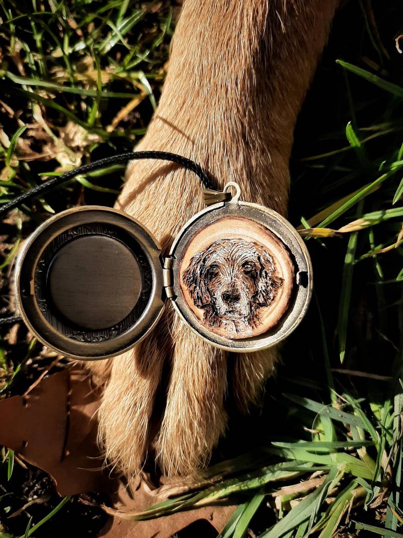Medaillon Oder Schlüsselanhänger, Besonderes Andenken Haustier Mit Tierfell, Blumen Und Portrait in Holzbrandmalerei, Erinnerungsstück von MonChichiBerlin