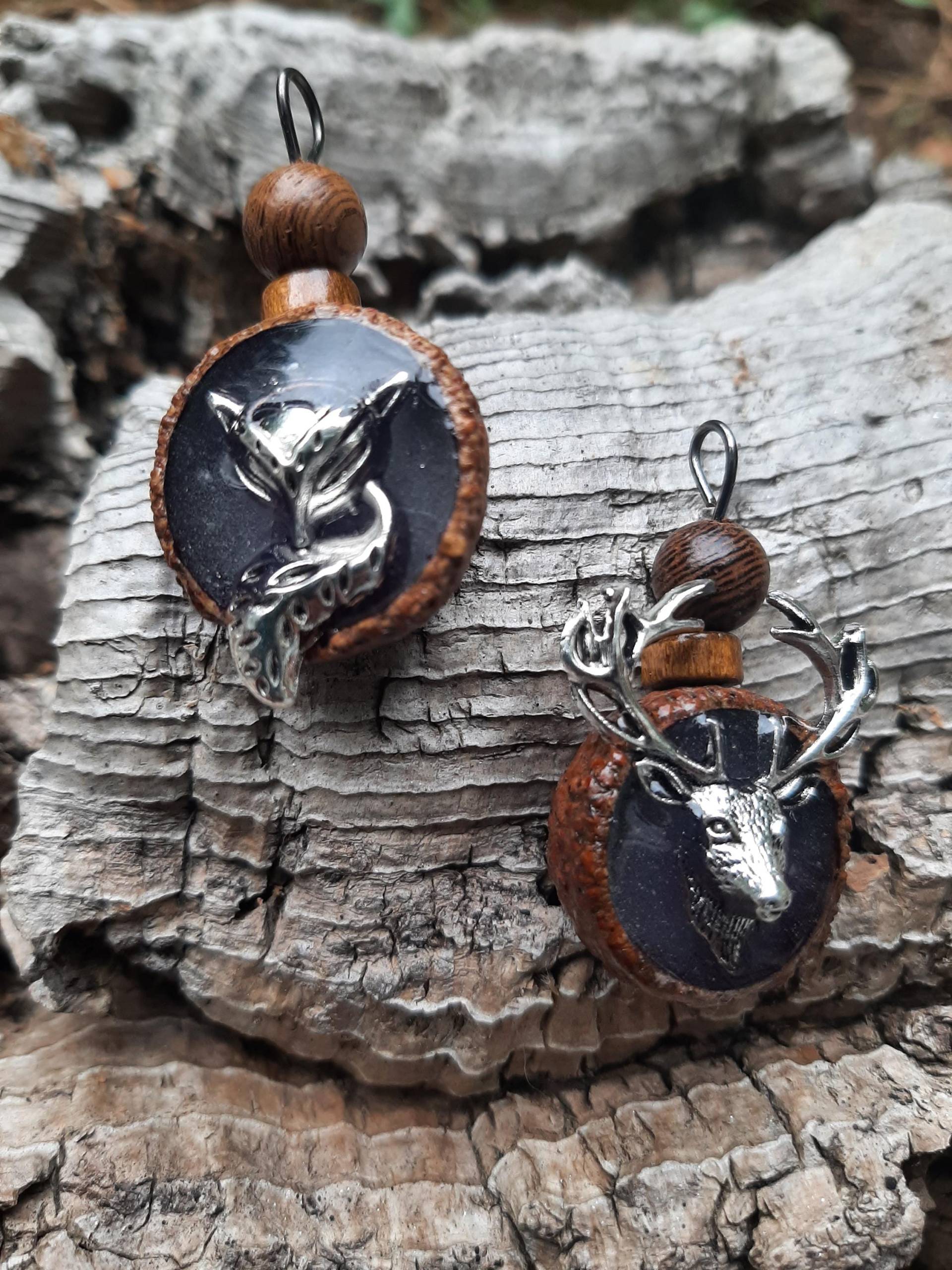 Medaillon "Waldbewohner" - Ketten Anhänger, Silberfarbener Hirsch Oder Fuchs in Einer Eichel, Leuchtet Im Dunkeln, Besonderer Natur Schmuck Medaillon "Waldbewohner" - Ketten Anhänger, Silberfarbener Hirsch Oder Fuchs in Einer Eichel, Leuchtet Im Dunkeln, Besonderer Natur Schmuck von MonChichiBerlin