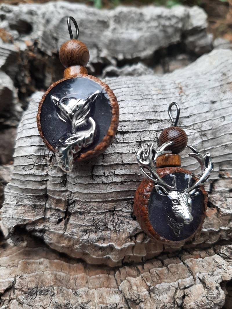Medaillon "Waldbewohner" - Ketten Anhänger, Silberfarbener Hirsch Oder Fuchs in Einer Eichel, Leuchtet Im Dunkeln, Besonderer Natur Schmuck Medaillon "Waldbewohner" - Ketten Anhänger, Silberfarbener Hirsch Oder Fuchs in Einer Eichel, Leuchtet Im Dunkeln, Besonderer Natur Schmuck von MonChichiBerlin